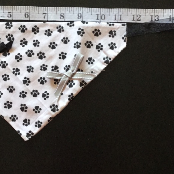 Black paw print dog bandannas - Picture 2 of 7